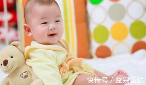 三翻六坐九爬|还相信“三翻六坐九爬”?医生:别耽误孩子正常发育