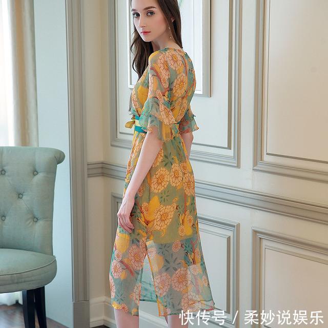 时尚修身连衣裙,省去搭配烦恼,上身清爽也不失优雅女人味