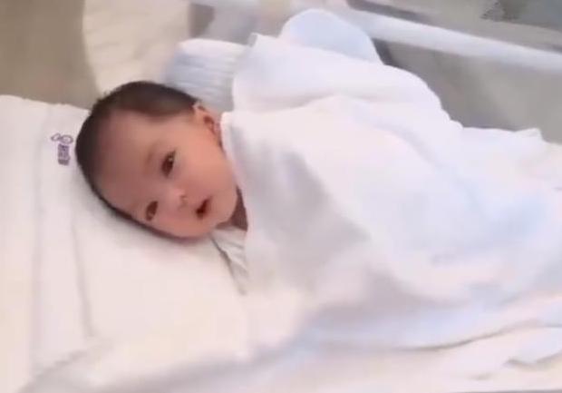 新生儿|新生儿都很丑?“最美新生儿”颜值高,网友感叹:我愿意等她18年