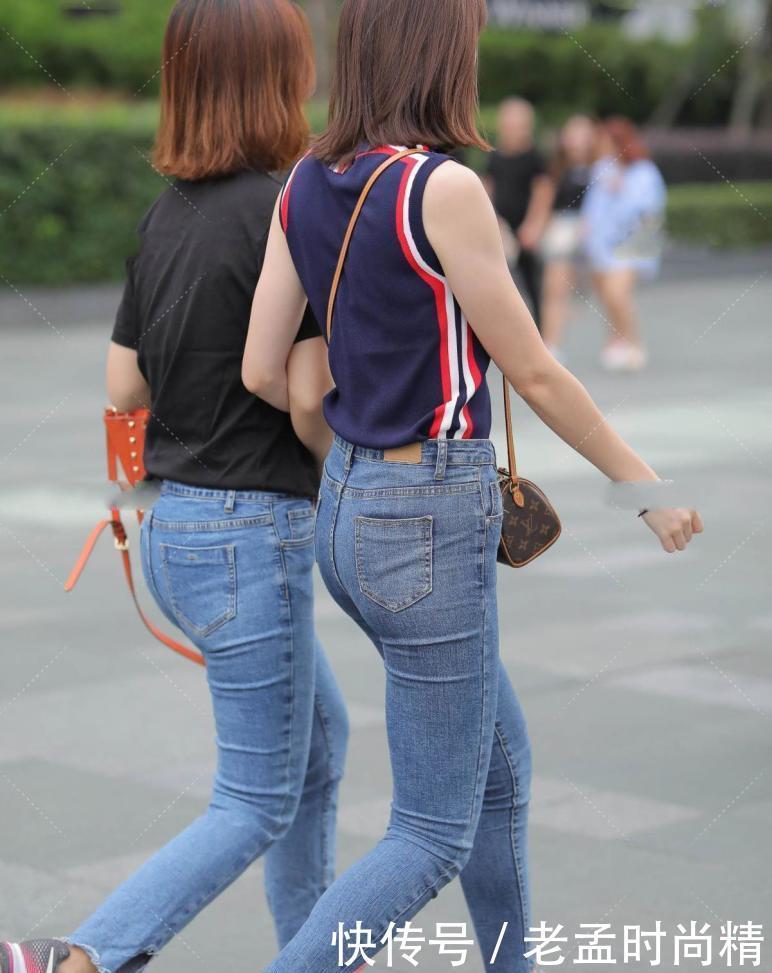 街拍:无袖上衣很有稳重气质, 搭配牛仔裤很有淑女气息