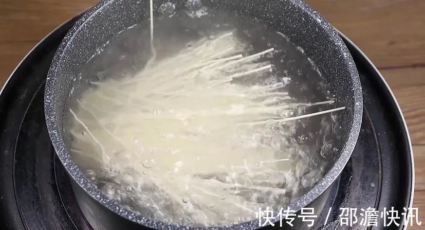 宝宝|宝宝爱吃的面条做法,孩子抢着吃长高个,出锅秒光,11月辅食首选