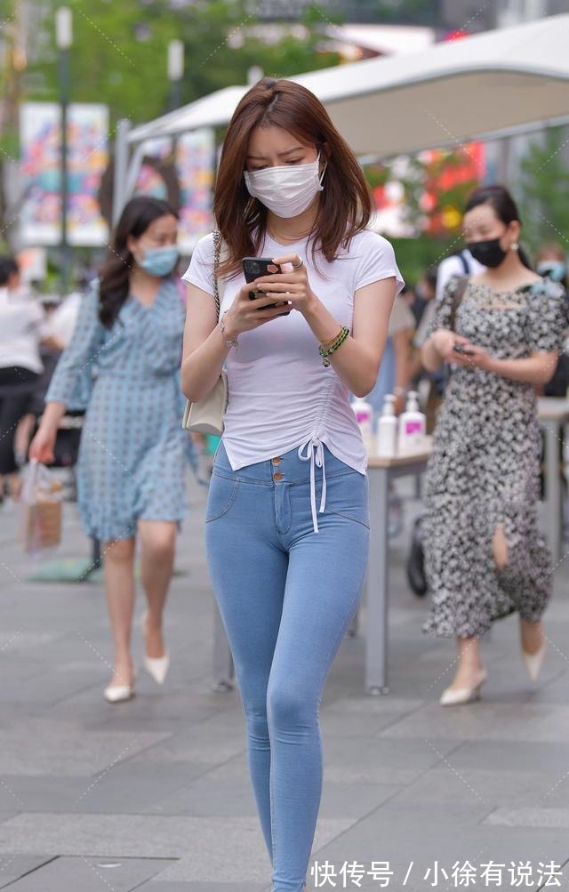 牛仔裤 T恤+牛仔裤怎么穿显身材运用三个技巧，小个子女生穿也好看！