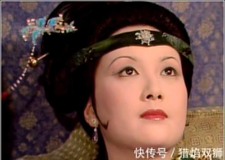 王熙凤@薛家进贾府后,王熙凤为何一直暗中赔钱?薛宝钗的生日宴就有端倪