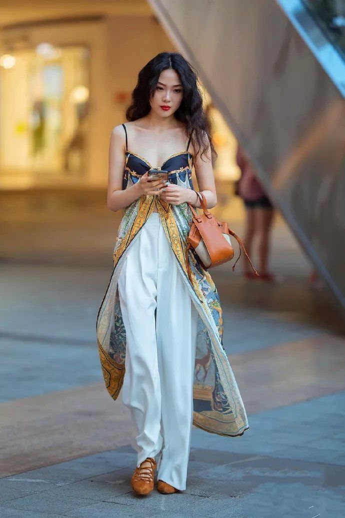 高跟鞋 一字领的上衣,宽松的袖摆结合胸前的印花,显得格外的浪漫