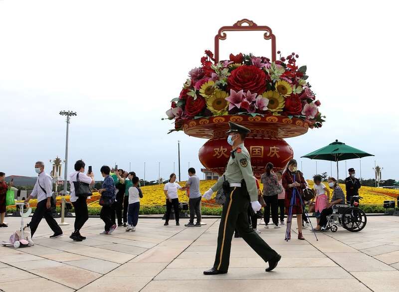 陈剑|天安门广场花卉布置完成 游客“打卡”合影留念