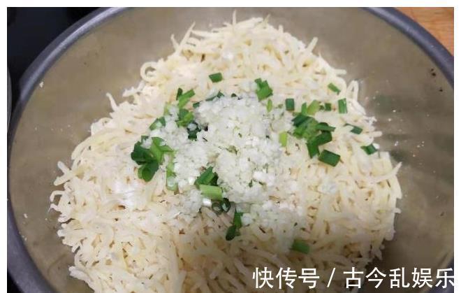 制作过程|咸香绵软蒸土豆丝，很多人都做不好，原来一开始方法就错了
