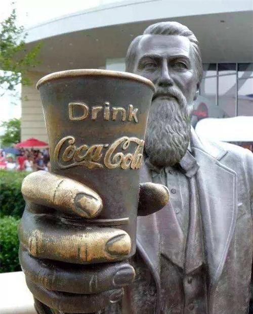  他因一张站长城喝可乐的照片火遍世界，41年过去，如今近况如何？