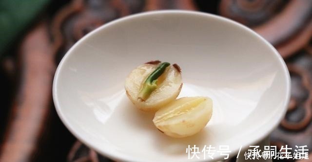 白莲子|80岁奶奶吃了30年莲子，教我正确做法，不煲汤不煮粥，做法很简单！