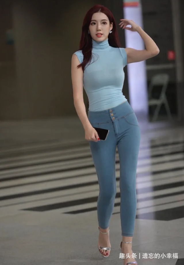 高领 蓝色无袖高领T恤,搭配修身长牛仔裤,温婉迷人有气质