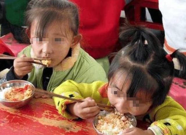 小李|“妈妈我在幼儿园吃了2碗饭”,看完午餐照片后,妈妈却表示酸了