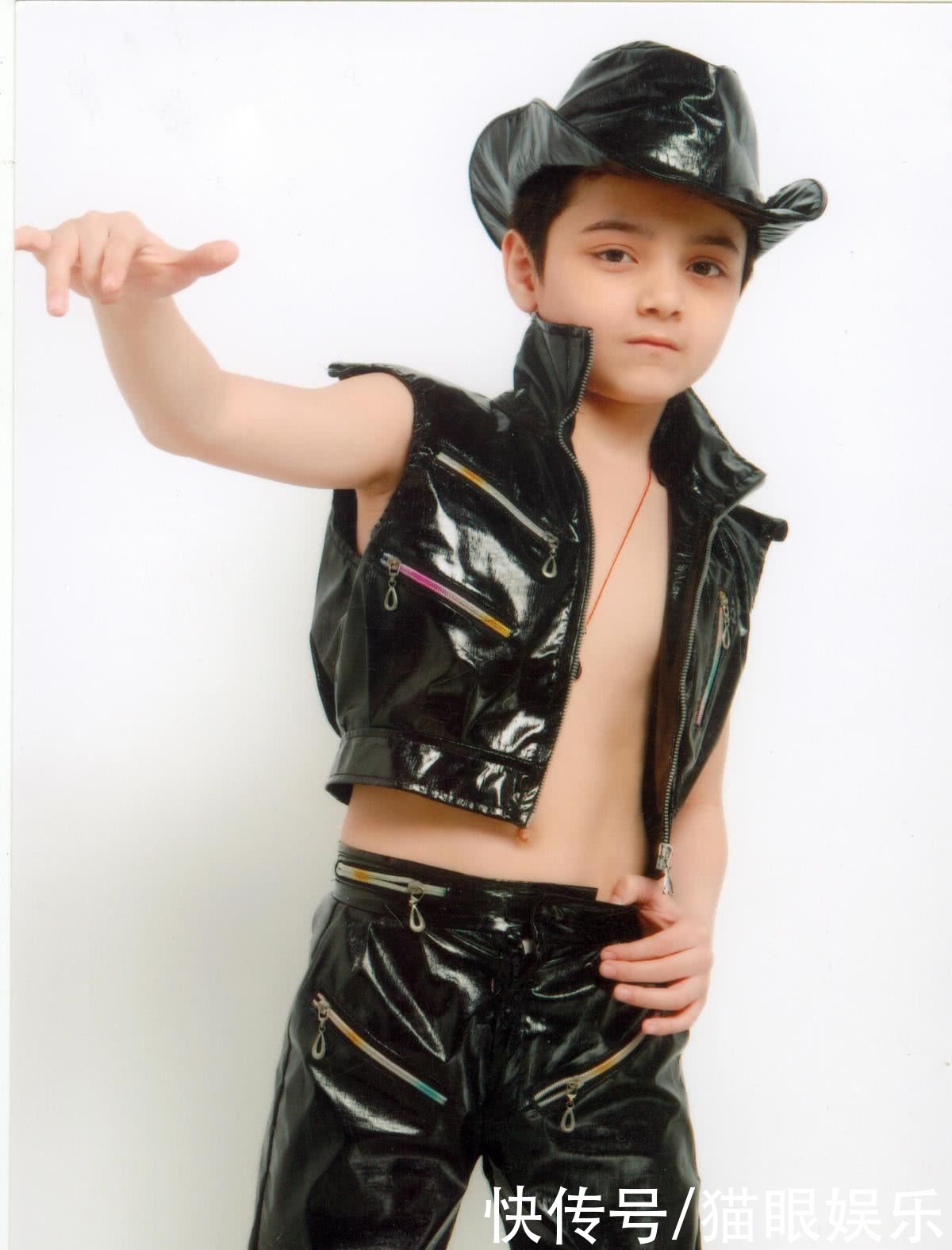 23岁童星阿尔法更新动态,性感热舞颜值回春,曾瘦到脱相