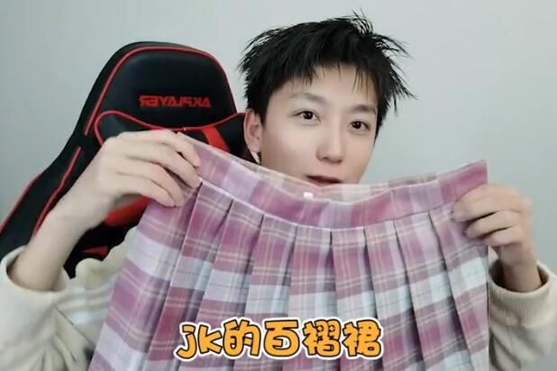 酷酷|酷酷的鑫再次穿JK女装，化了浓妆去买菜，路人都没眼看了