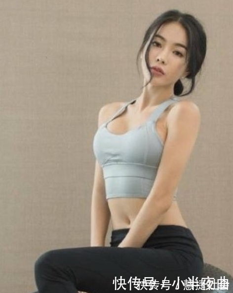 小哥哥 紧身打底裤也能穿出多种姿态,展示女性高雅的气质!