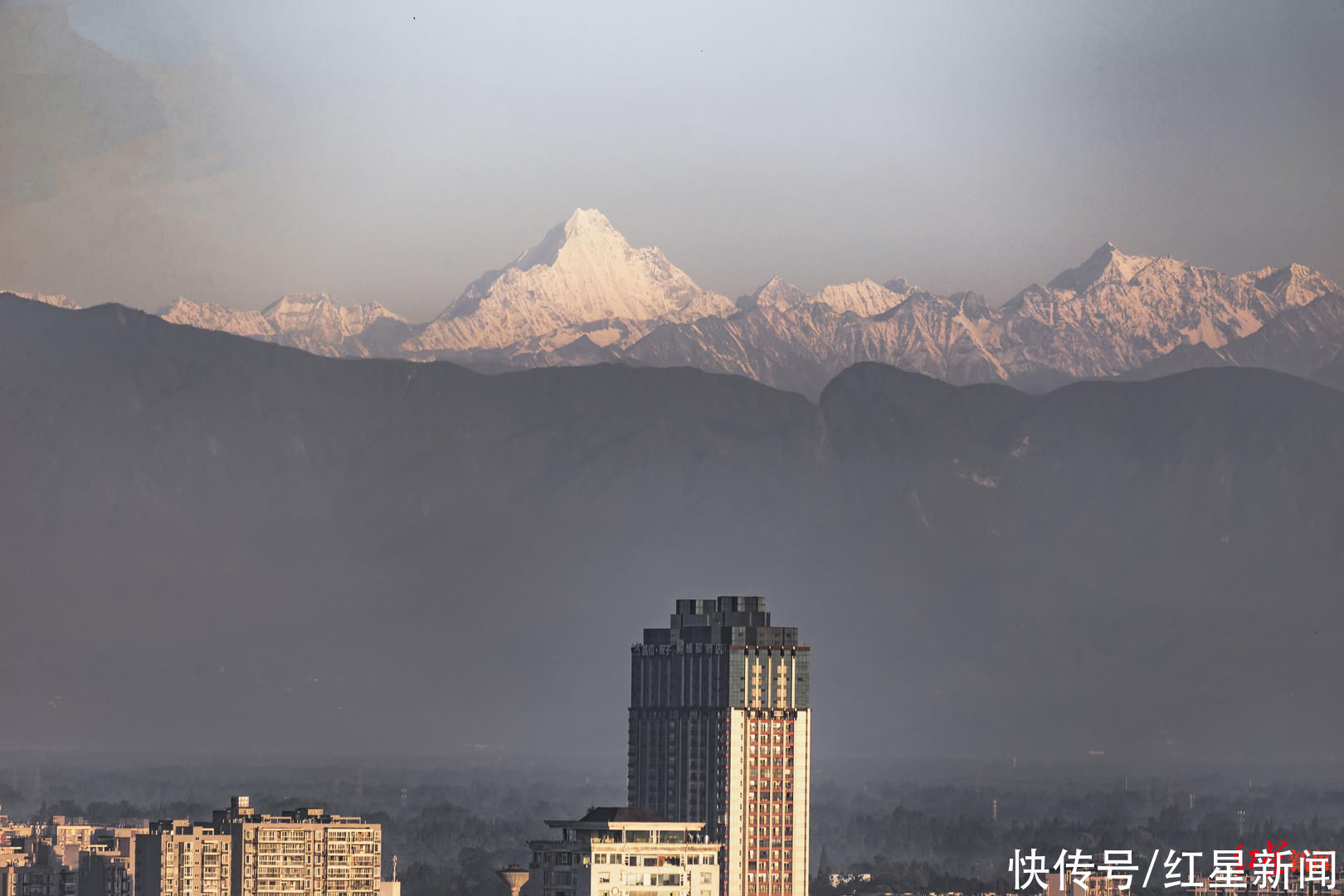 日晕、晚霞、日月同辉后，今早成都东边的朋友也看到了西边的幺妹峰