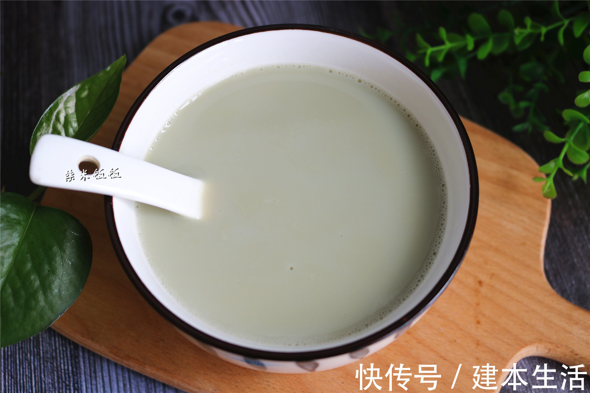 豆浆|夏季喝豆浆，别只放黄豆，多加这3样，清热润肺又消暑