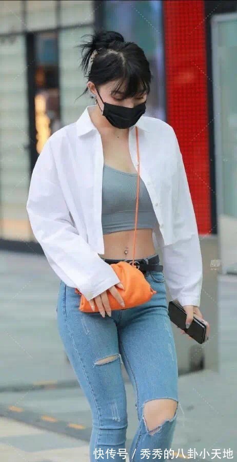 牛仔裤 破洞牛仔裤搭配白色露脐衬衫,清凉又显身材,轻松打造时尚潮流感