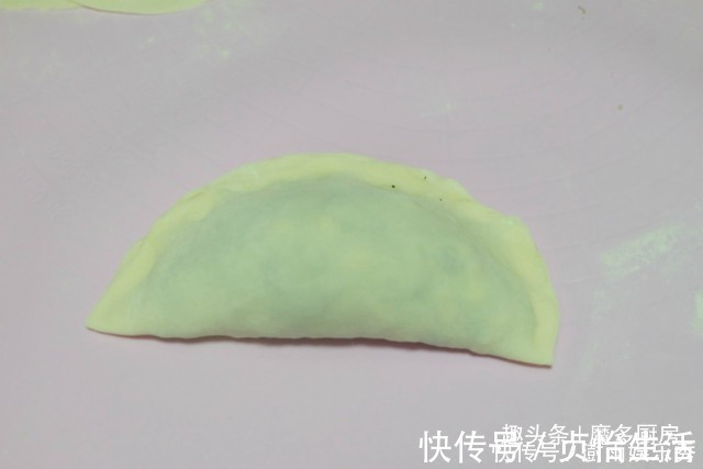 菜盒子薄皮大馅特好吃,面粉不用开水烫,放多久都不会硬!