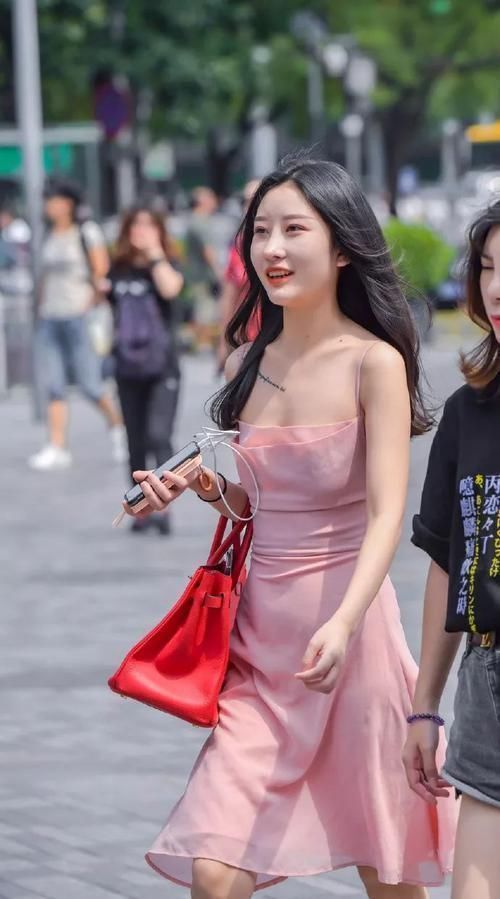 路人街拍小姐姐这般粉嫩甜美的打扮，凸显满满的少女心啊