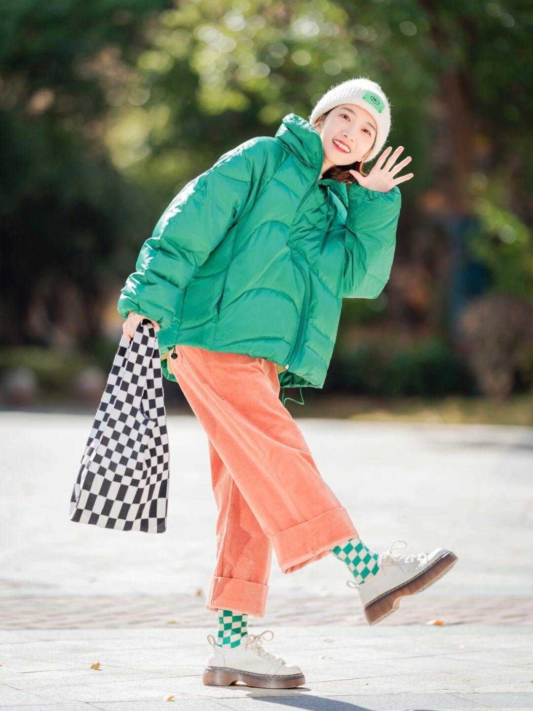 穿搭 冬季要拒绝“老气感”,快安排上这3条高级色裤装,洋气炸了