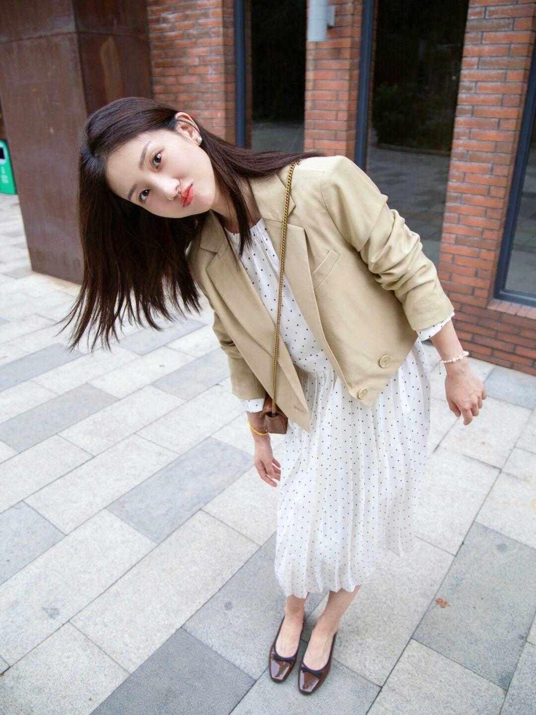 连衣裙|气质女人从不乱穿衣,波点连衣裙搭配西装知性干练,优雅温柔