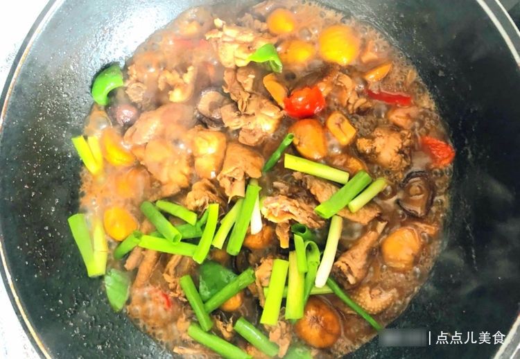 一个鸡腿两把板栗 ,只需简单几步,教你做出汁香浓郁的板栗烧鸡