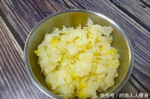 银耳秋梨汤|天气转凉,遇上这碱性水果别错过,煲汤喝润肺降燥,现在正当季