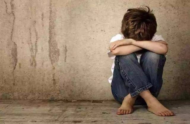 挨打|孩子被揍后如果有这种表现,那就是在“求救”了,父母抓紧停手