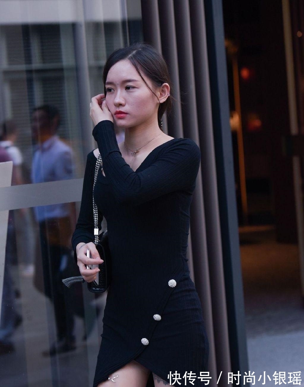 小姐姐|急着上班衣服被“撕烂”,只能用纽扣系起来,心真够大