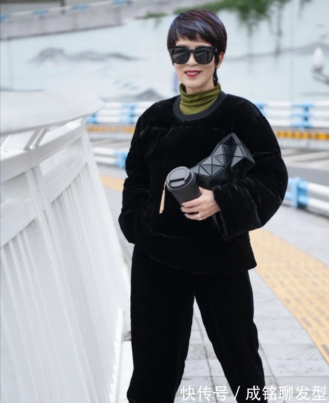 时髦|女人过了五十岁不管穿什么,记住这三种搭配法则,时髦耐看有品味