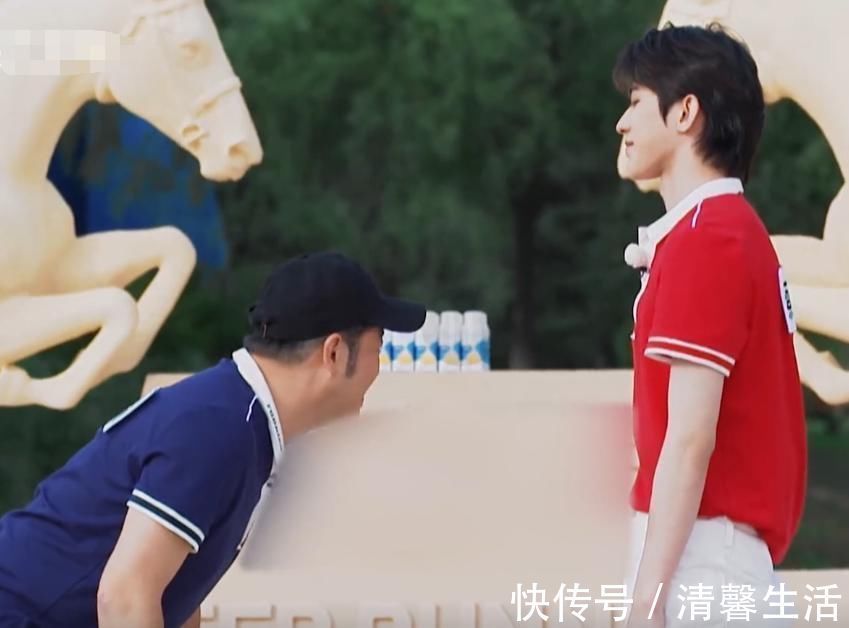 犯规|蔡徐坤为了能赢“作弊”当镜头扫到他的腿，网友太明目张胆了