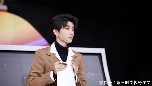 王俊凯低头弯腰听女生讲话,绅士风度拉满格,动作柔到想要谈恋爱