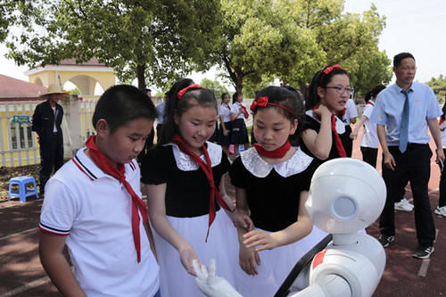 小学生跟着机器人唱红歌、学党史 师生直呼“真过瘾！这样的党史学习真有趣！”