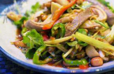  美食推荐：双椒煎排骨，红油金针菇，葱油猪肚，蒸茄拌肉酱的做法