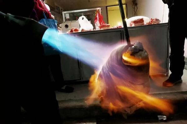 去猪毛还在刀刮、火烧？老屠夫教你1招，1分钟去毛，干净没腥味