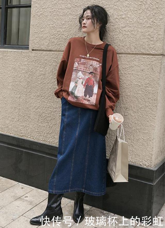 “上宽下窄”的秋冬穿搭,卫衣+牛仔裙+短靴,时尚又洋气