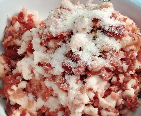 灌香肠有窍门，牢记一点，灌出的香肠口感好味道香，不怕发霉发臭