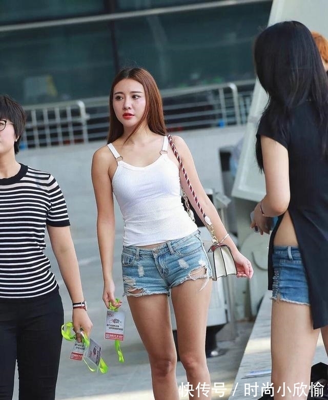 大长腿 超短牛仔裤+白色吊带小背心，潮流美女真会搭配！
