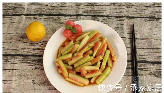 西瓜皮|吃西瓜剩下的瓜皮怎么办?看完西瓜皮的美味吃法,再也不随手扔了