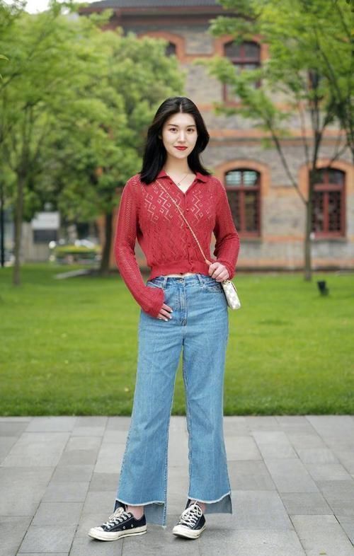 牛仔短裤|路人街拍,美女选择了不规则的短裤,多出了几分潇洒的气韵