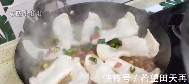 鸡肉|徐州特色菜地锅鸡,饭菜一锅出,面饼劲道,好吃下饭一大盘不够吃!