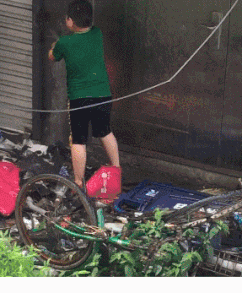 |搞笑GIF:本来是想喝水了,结果用力过大,我想他此刻已经崩溃了!