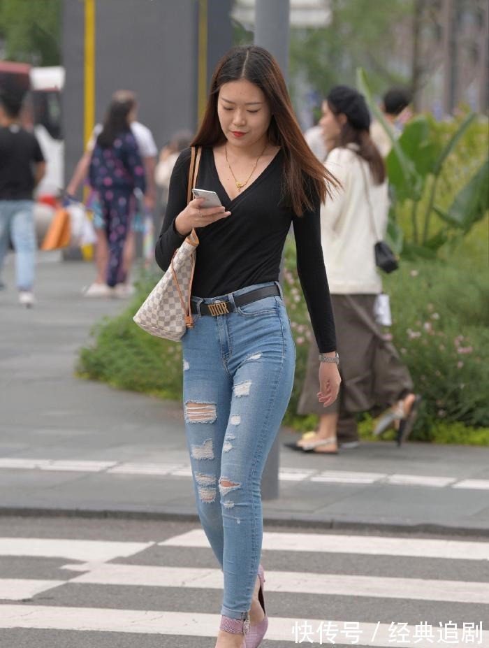 小衫|黑色小衫搭配破洞牛仔裤,轻轻松松穿出时尚感