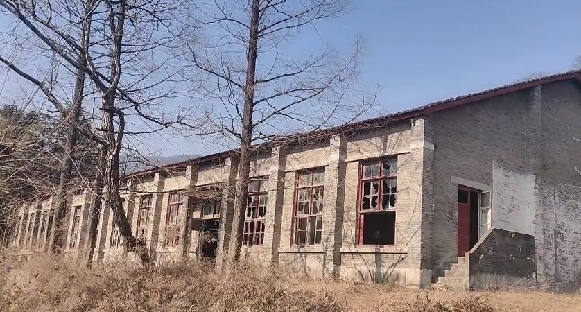 建筑物|陕西一老牌军工厂，周围花丛盛开，但建筑风吹雨淋破烂不堪