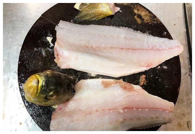 炸鱼时，有人用淀粉，有人用面粉，大厨都错了！这才是正确做法