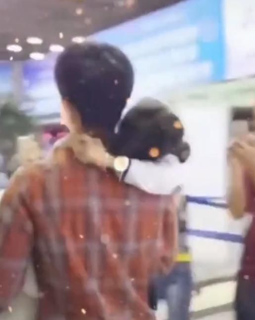 她是第一个邓伦主动“公主抱”,愿意秀恩爱,粉丝却不敢吃醋的女生