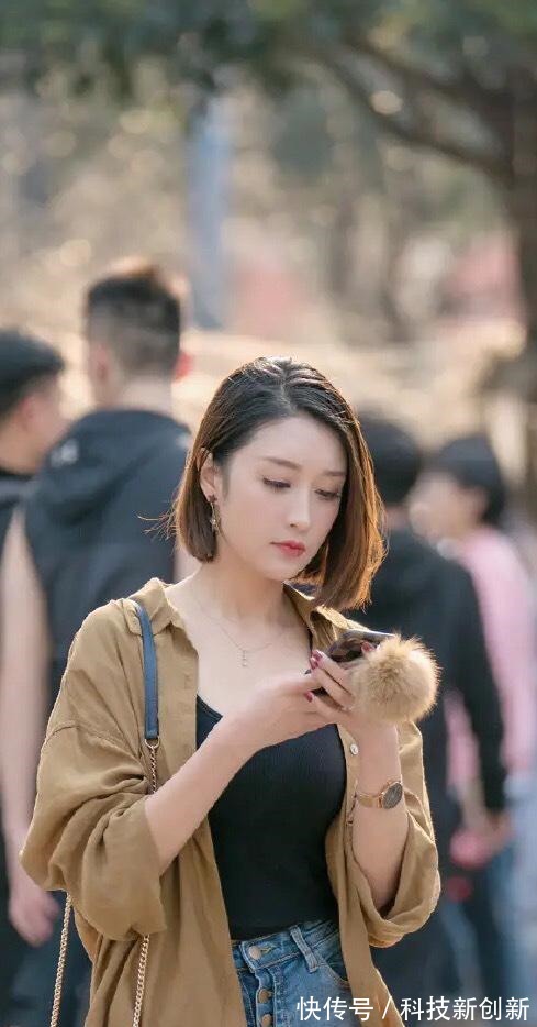 小姐姐 紧身牛仔裤搭配卡其色衬衫，俏皮可爱又清新，穿出曼妙曲线！