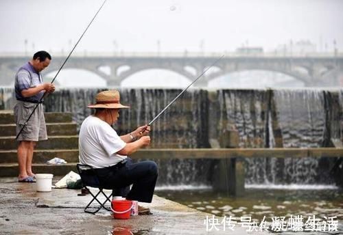 野钓河里鱼真多，就是不吃饵，有些情况就是钓鱼人自己造成的