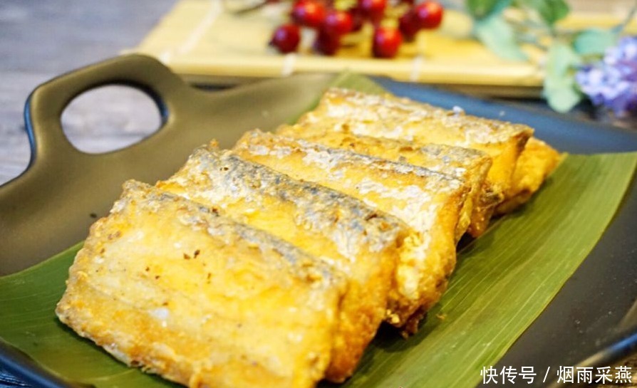 炸带鱼,裹粉还是挂糊?大厨教你做法,鲜嫩酥脆又入味,还没腥味