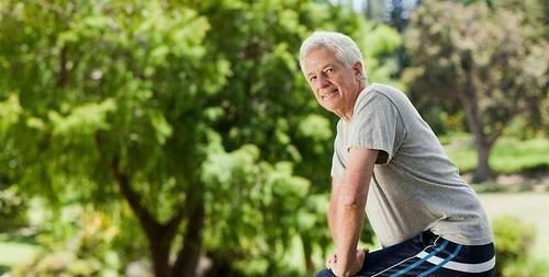 高跟鞋|经常散步的人留个神,走路时若出现5种现象,可能越走离健康越远