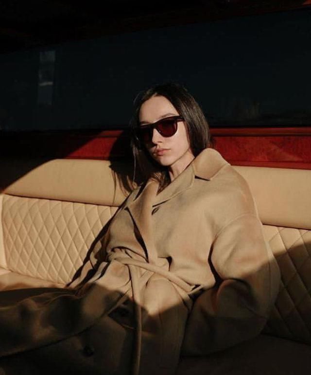 冬天怎么穿“驼色大衣”更气质？这4组实用的配色模板，值得收藏